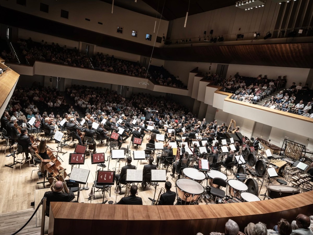 Ausiàs Parejo dona vida al Concert per a guitarra i orquestra de Marc Garcia Vitoria de la mà de l’Orquestra de València